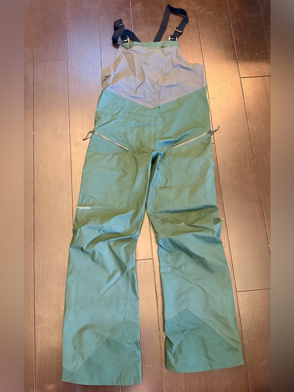 Patagonia Women's SnowDrifter Jacket and Bibs set - Picture 4 of 7